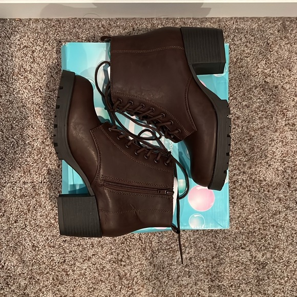 Brown ankle boots from Soda. Size 7.5 heel is 2.5 - Picture 1 of 10